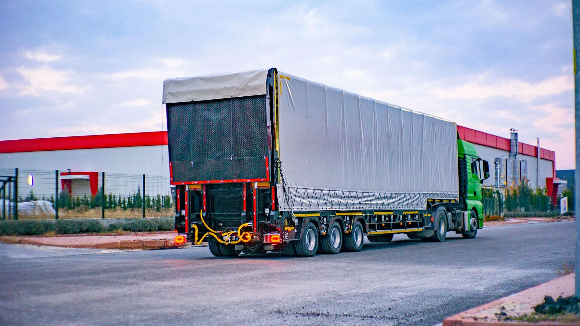 LOWBED with CURTAINSIDER